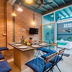 Luxury City-Loft, Just 9 Minutes Walk To The Beach