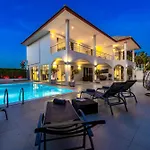 Modern 4 Bedroom Pool Villa In Good Location Vy