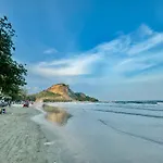 Sea&Mountain View,5 Mins Walk To Famous Beach With King Size Bed