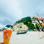 Sea&Mountain View,5 Mins Walk To Famous Beach With King Size Bed