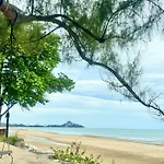 Sea&Mountain View,5 Mins Walk To Famous Beach With King Size Bed