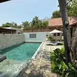 Villa S