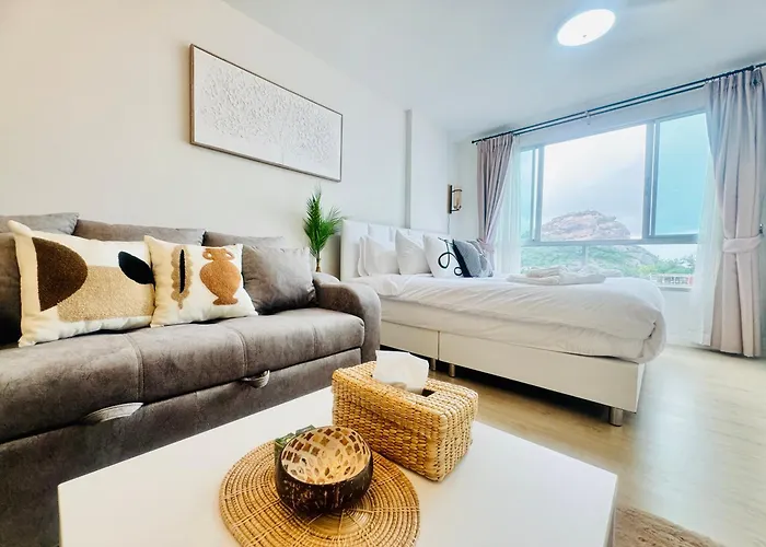 Sea&Mountain View,5 Mins Walk To Famous Beach With King Size Bed