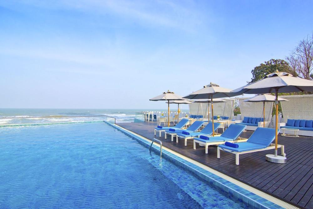 The Rock Beachfront 4*
