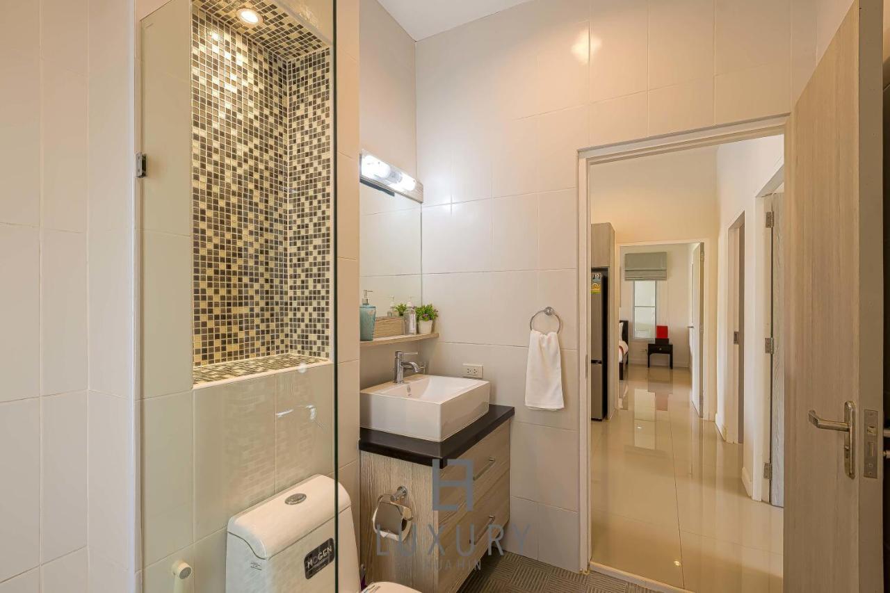 Cozy Modern 3 Bedroom Pool L70