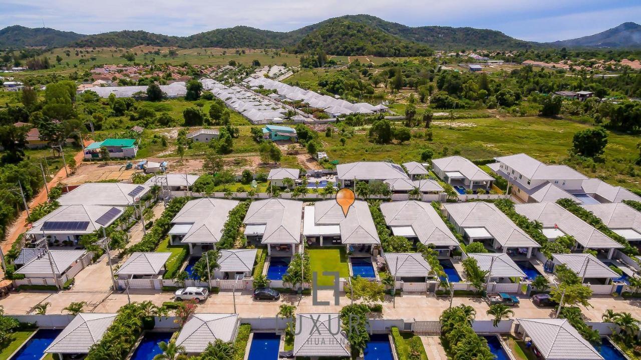 Cozy Modern 3 Bedroom Pool L70 *