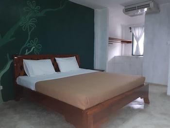 First And Field Bom-Dia Hua Hin