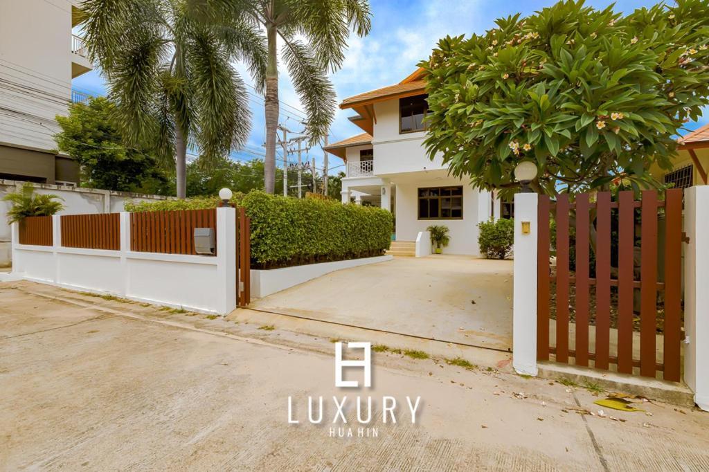 Modern Pool Villa, 4 Bedroom Close To - Hv *