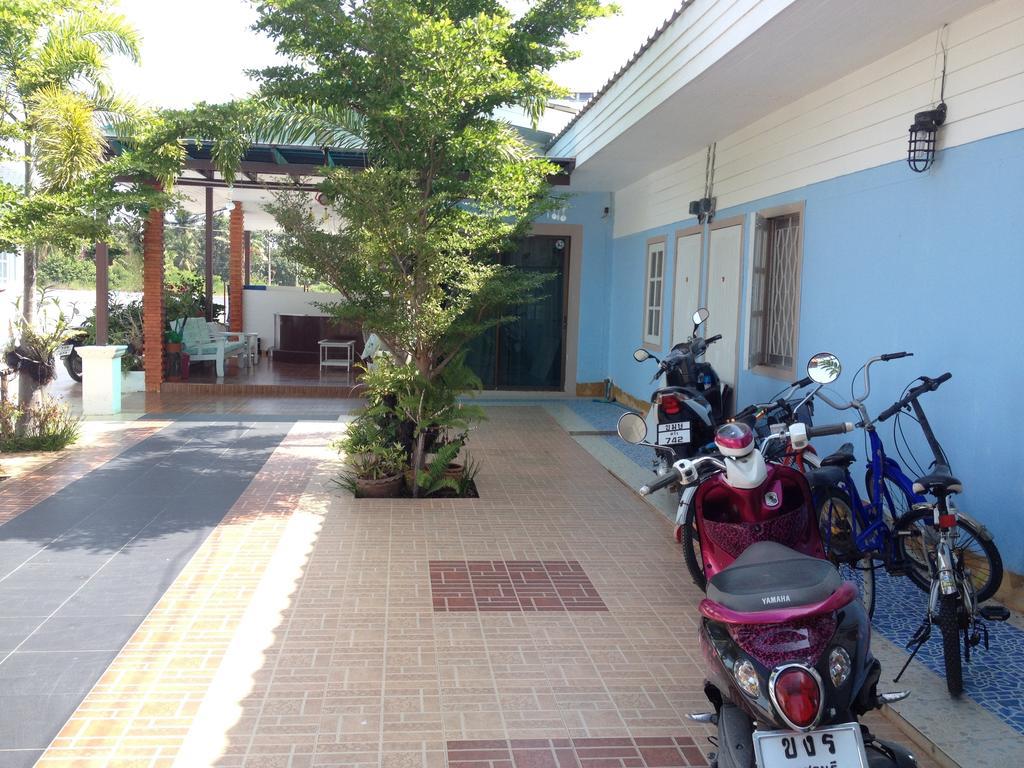 Guest house Baan Lom Talay 2*