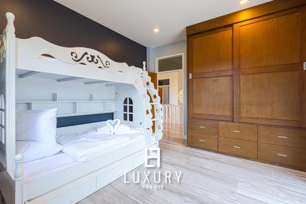 Modern Pool Villa, 4 Bedroom Close To - Hv *