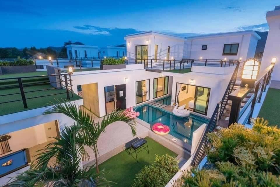 Spring Vintage Pool Villa