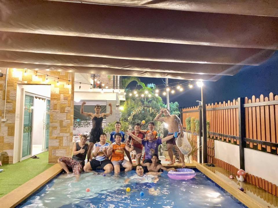บ้านพูลแอคเซส 4 ห้องนอน จัดปาร์ตี้ คาราโอเกะ โต๊ะพูล พัก 8-20 คน Holiday home
