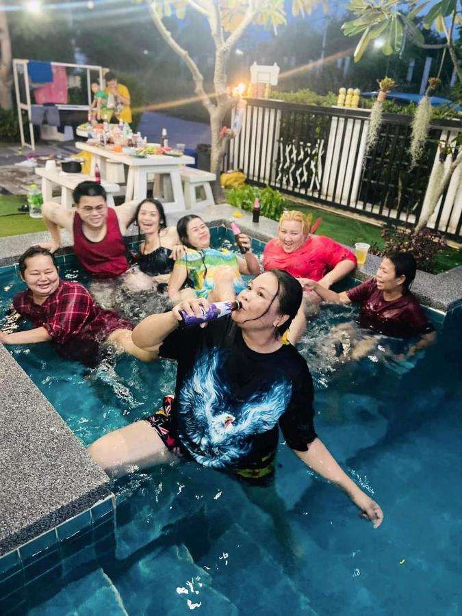 บ้านแฟมิลี่ ปาร์ตี้ พูลวิลล่า ใกล้เซเว่น 3ห้องนอน รองรับ 6-15 คน Villa