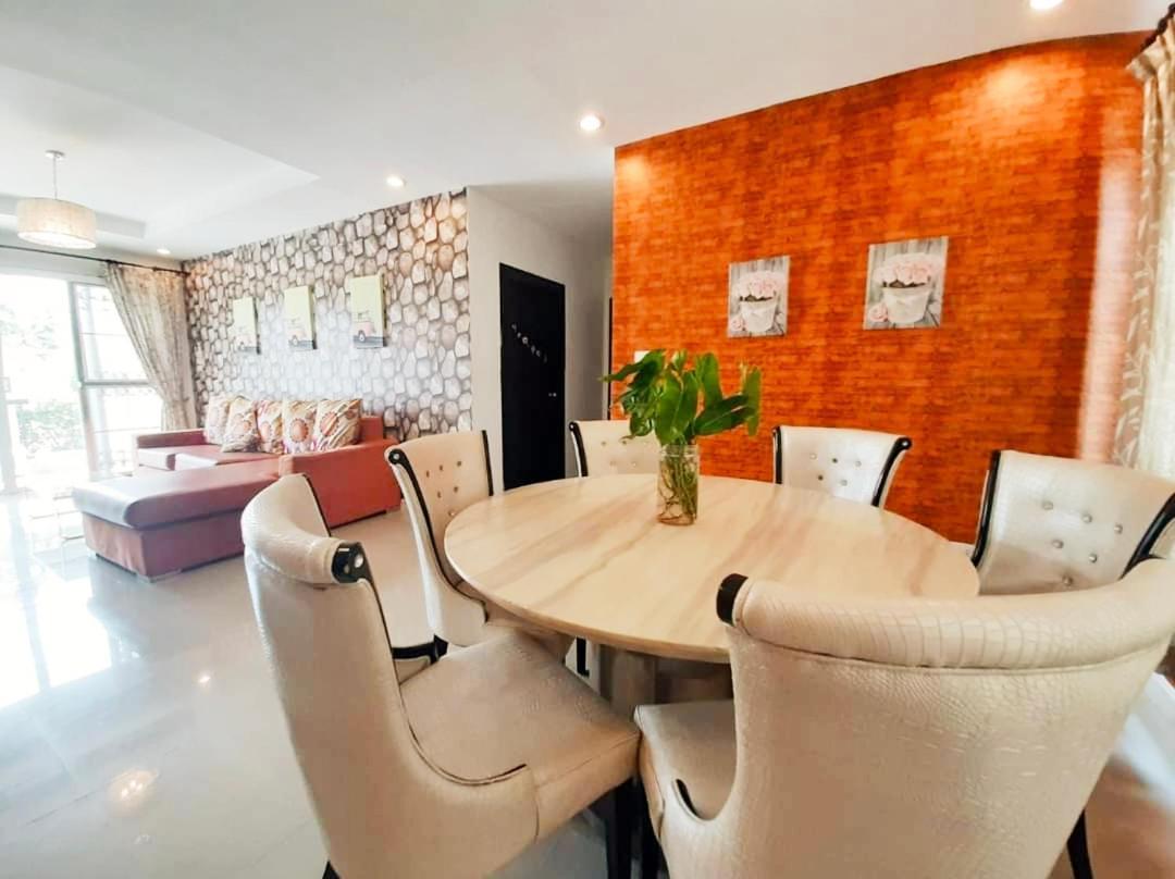 บ้านแฟมิลี่ ปาร์ตี้ พูลวิลล่า ใกล้เซเว่น 3ห้องนอน รองรับ 6-15 คน Villa *