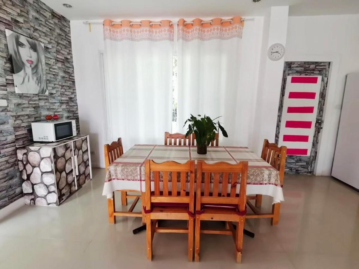 Holiday home บ้านพิมพ์มาดา พูลวิลล่า มีโอเกะ ปิ้งย่าง เสียงดังได้ รองรับ 4-10 คน *