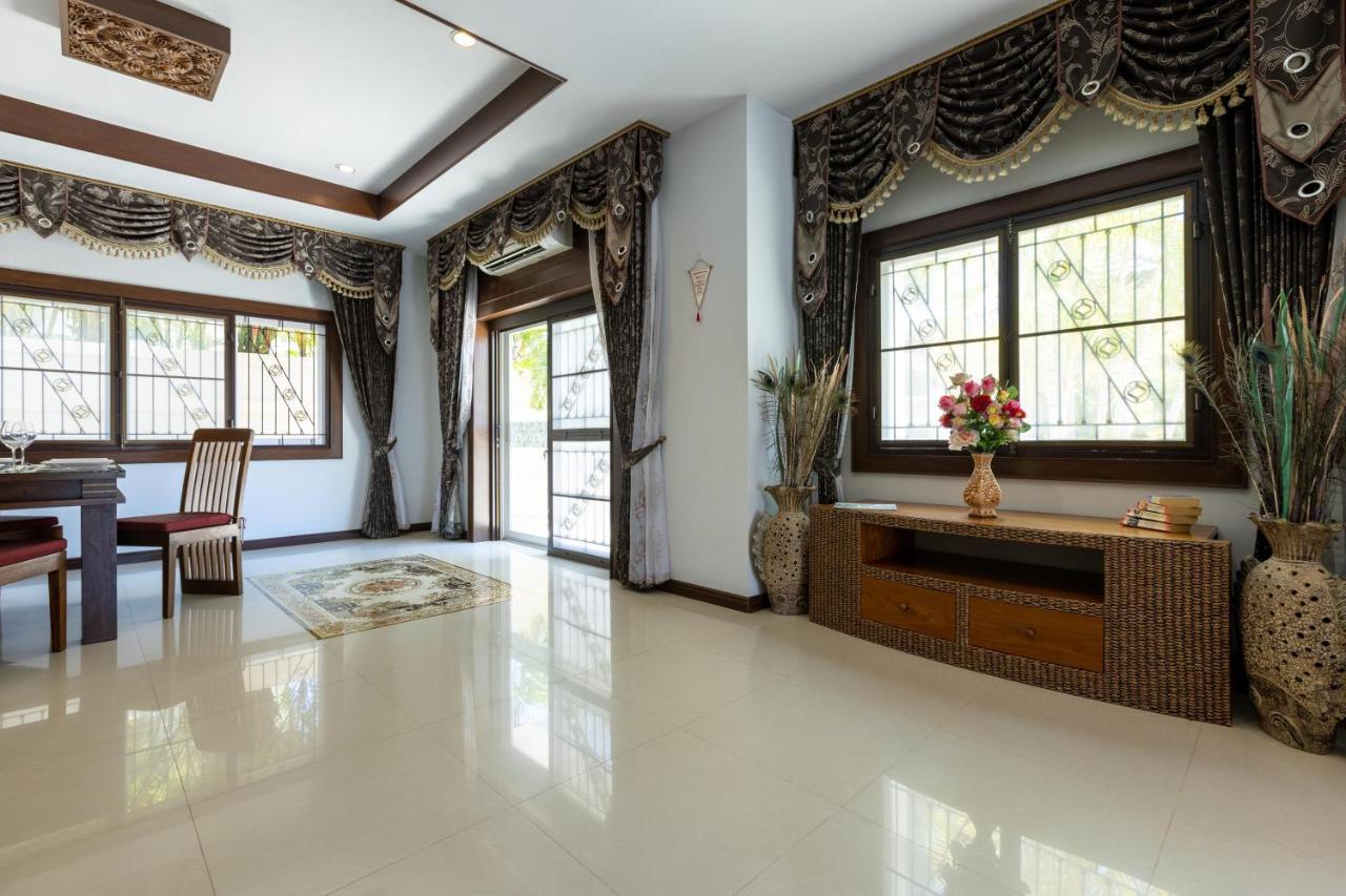 Villa 5 Bedroom Pool Close To Town H5 *