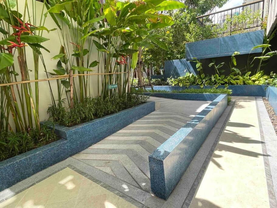 Designer's On Pool Floor @ La Habana Apartment