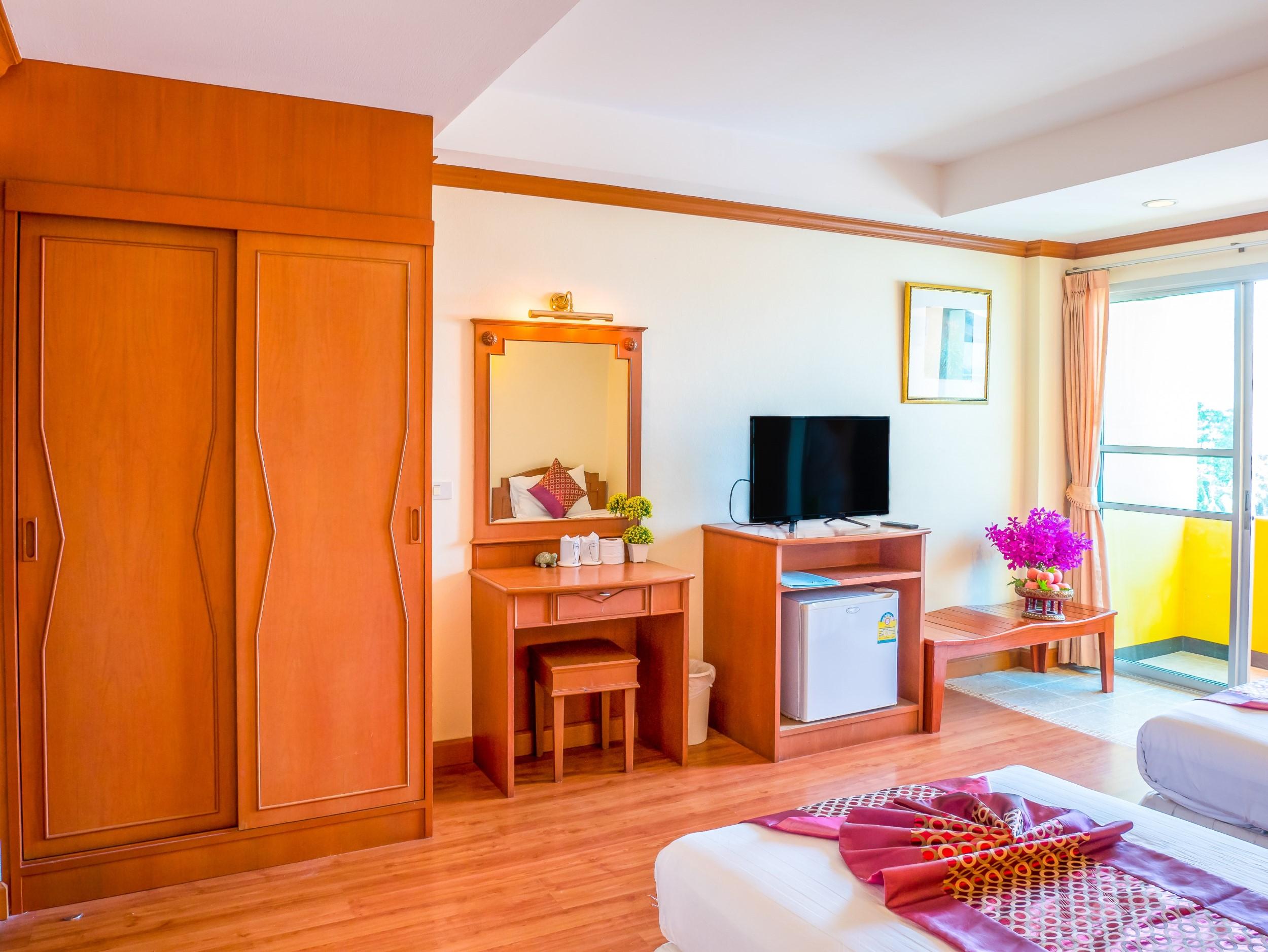 Hotel Chomsin ชมสินธุ์ HHQ