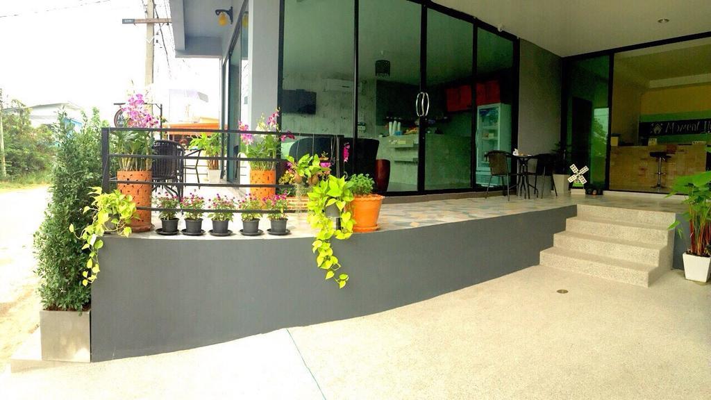 Moment House Hostel *