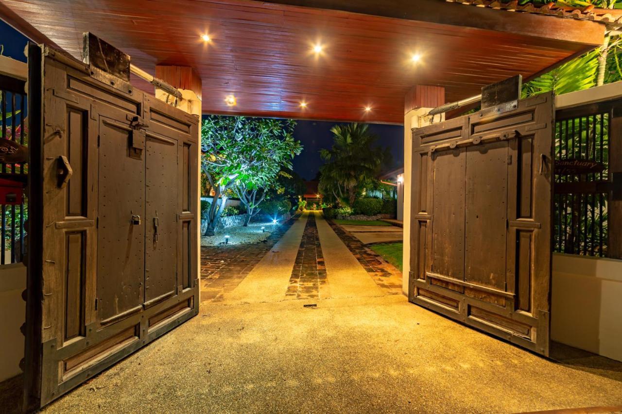 Tropical 6 Bedroom Sanctuary Holiday home *