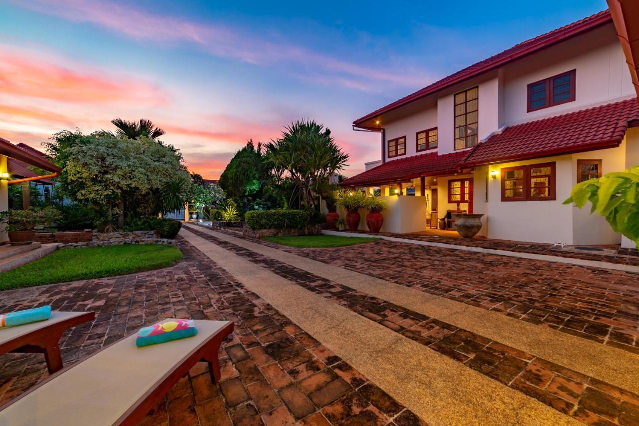 Tropical 6 Bedroom Sanctuary Holiday home *