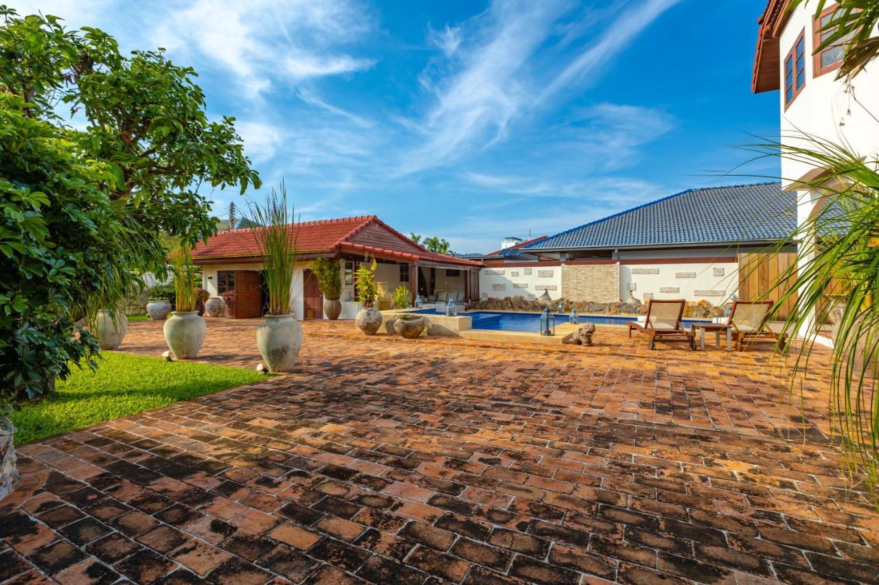 Tropical 6 Bedroom Sanctuary Holiday home *