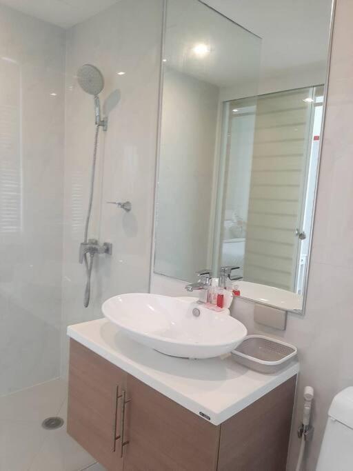 Apartment Light, Airy, Pool Views 2 Bed 2 Bath, Free Wifi, Elect Hua Hin