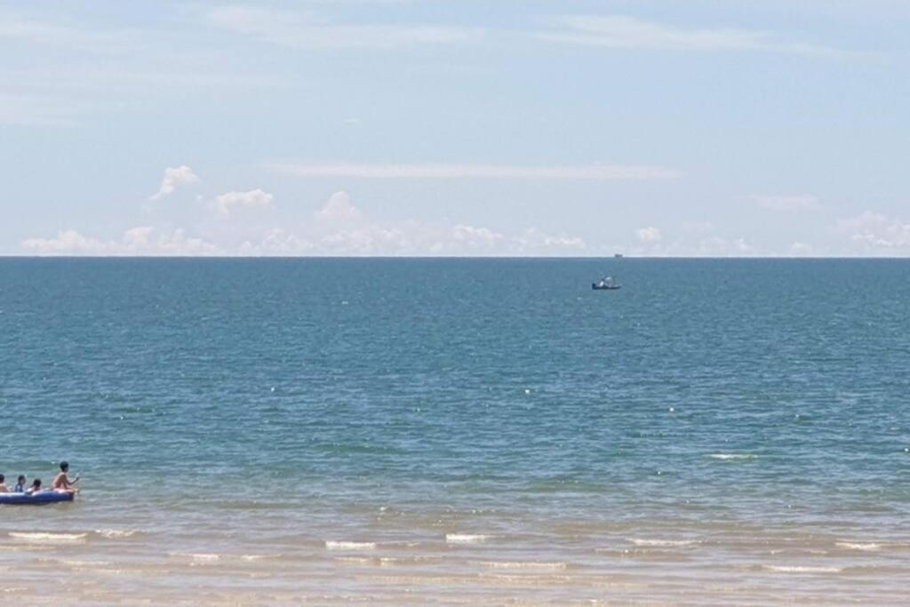1 Bedroom Pool View Near Beach, Cicada Apartment