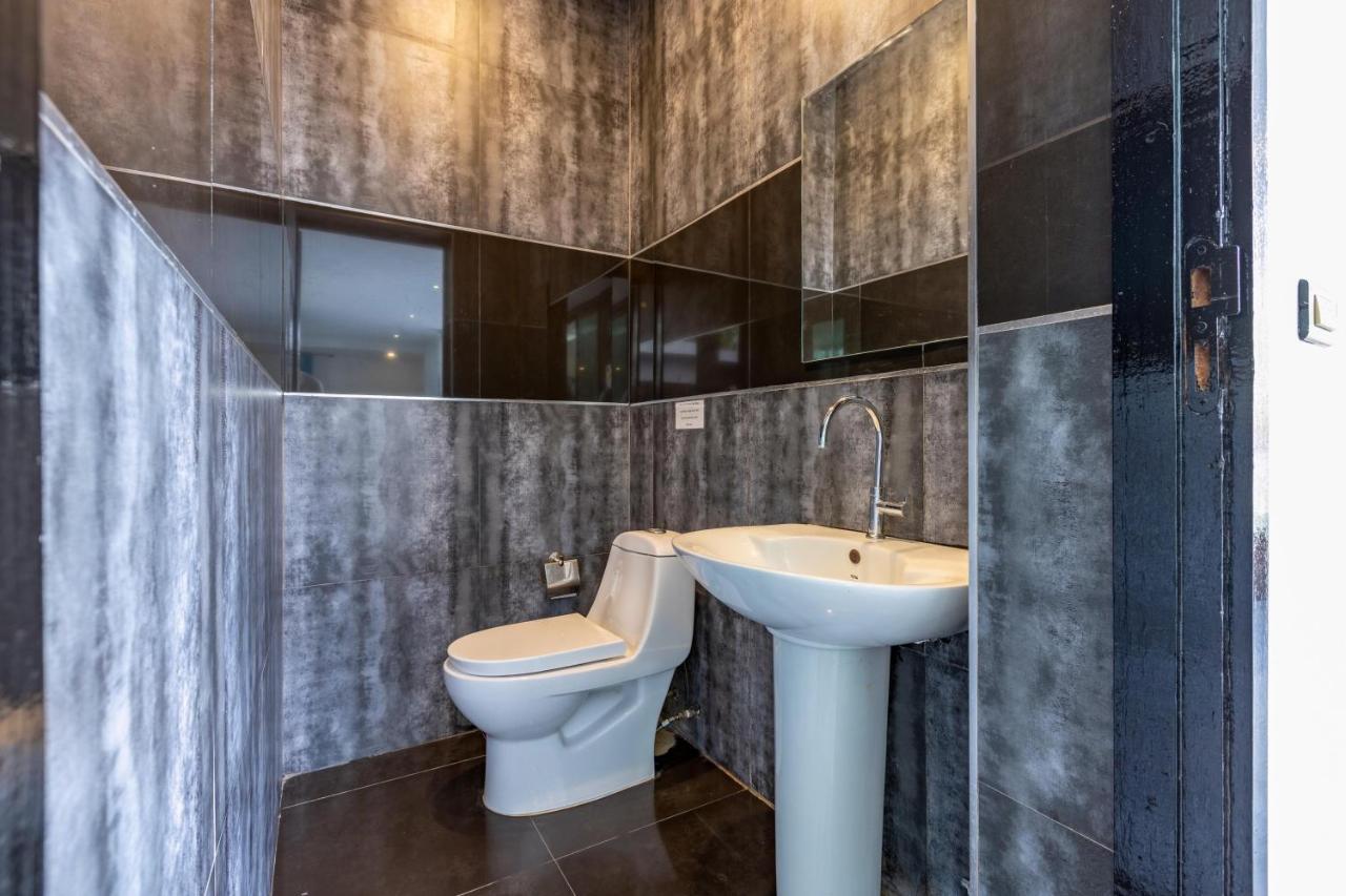 4 Bedroom Modern Pool Bl10 Holiday home *