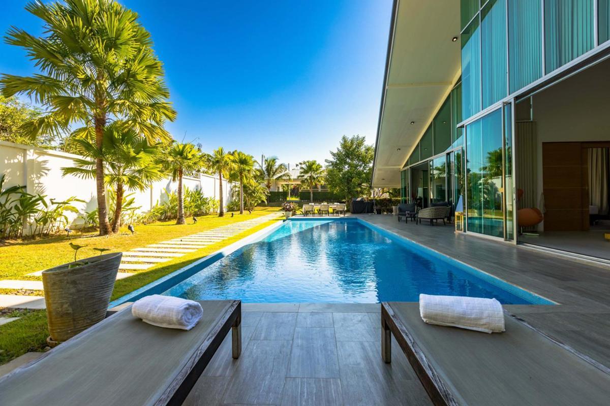 Large Private Pool With 7 Bedrooms 7b