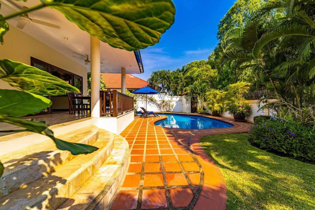 Cozy 3 Bedroom Pool Close To Town Cv3l Villa
