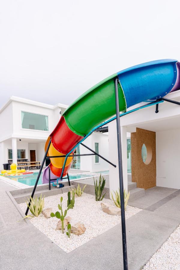 Villa Milksedjai Pool