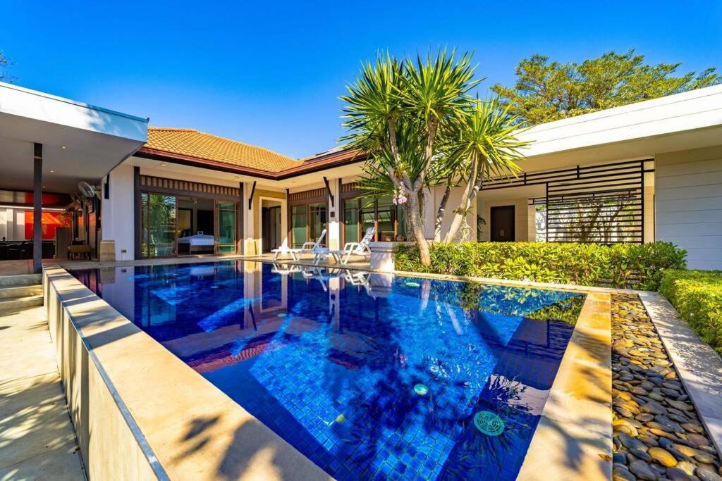 3 Bedroom Pool In Great Location! Bub