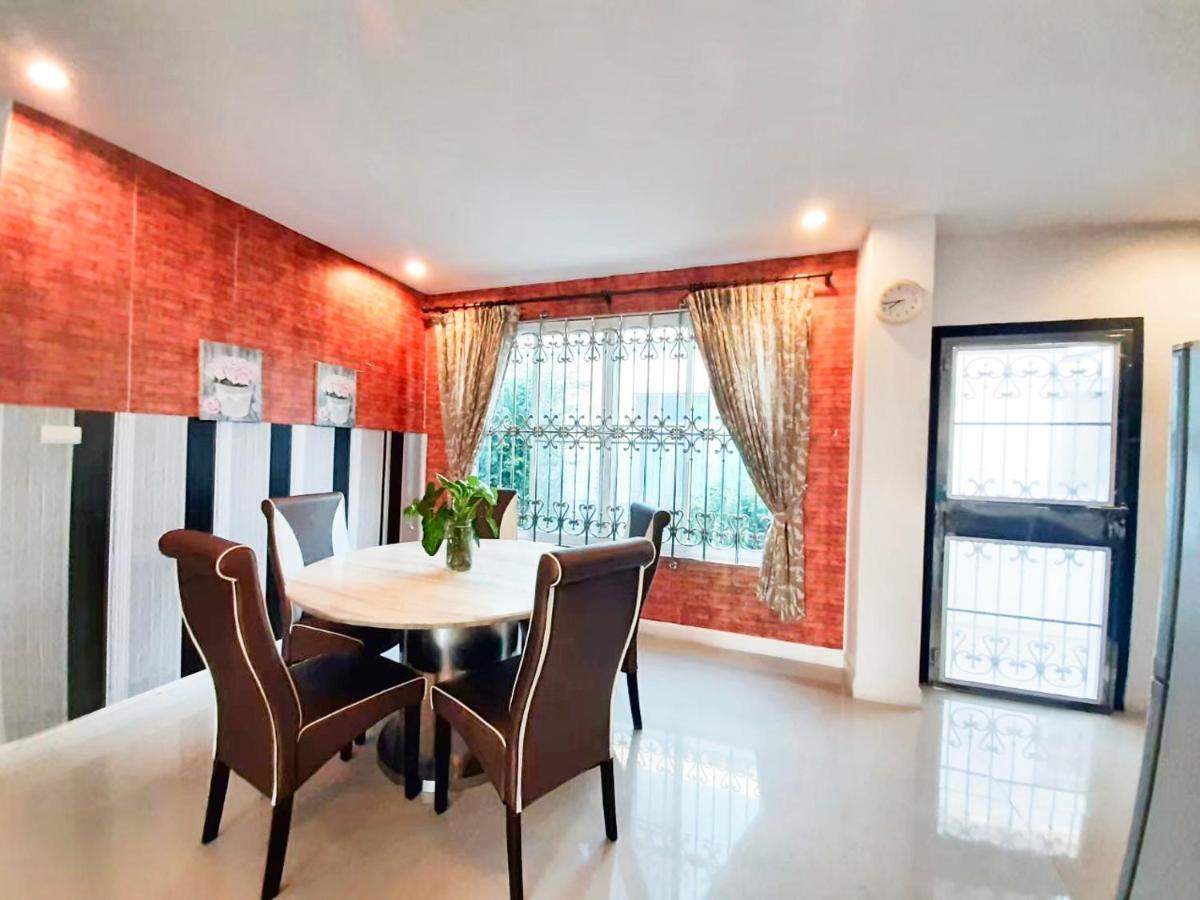 Villa Bean Rachni Villa: Traditional Thai Retreat In