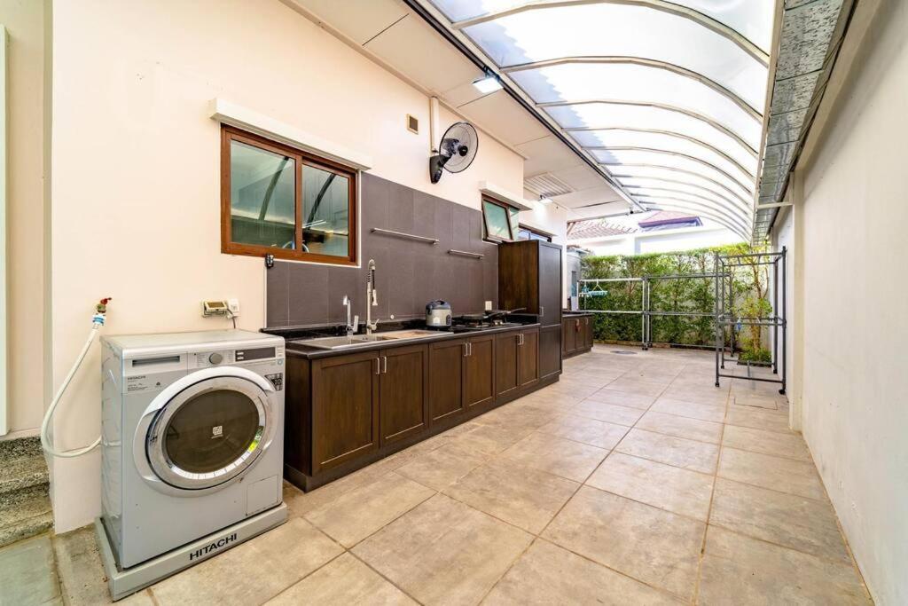 3 Bedroom Pool In Great Location! Bub *