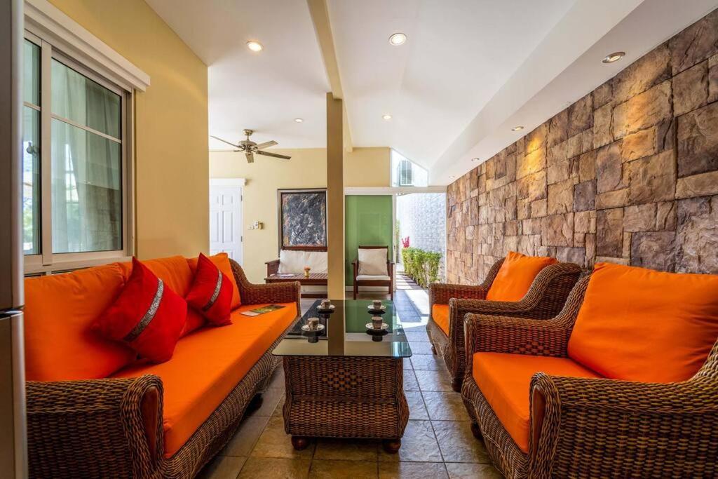 Villa 3 Bedroom Pool In Great Location Stv *