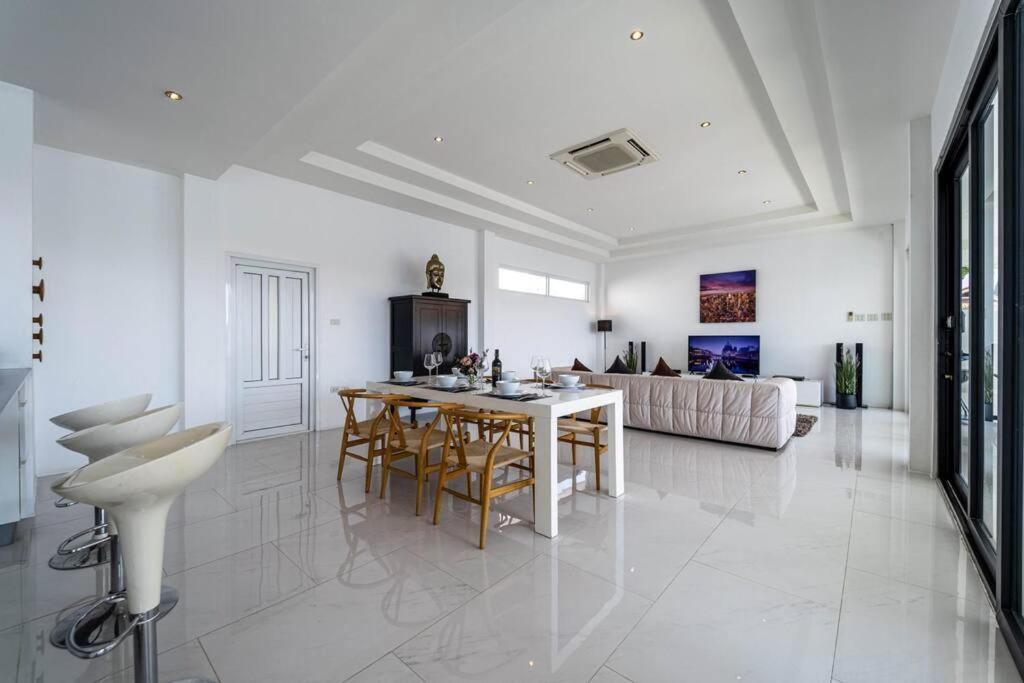 Modern Large 2 Bedroom Pool Pv2 *