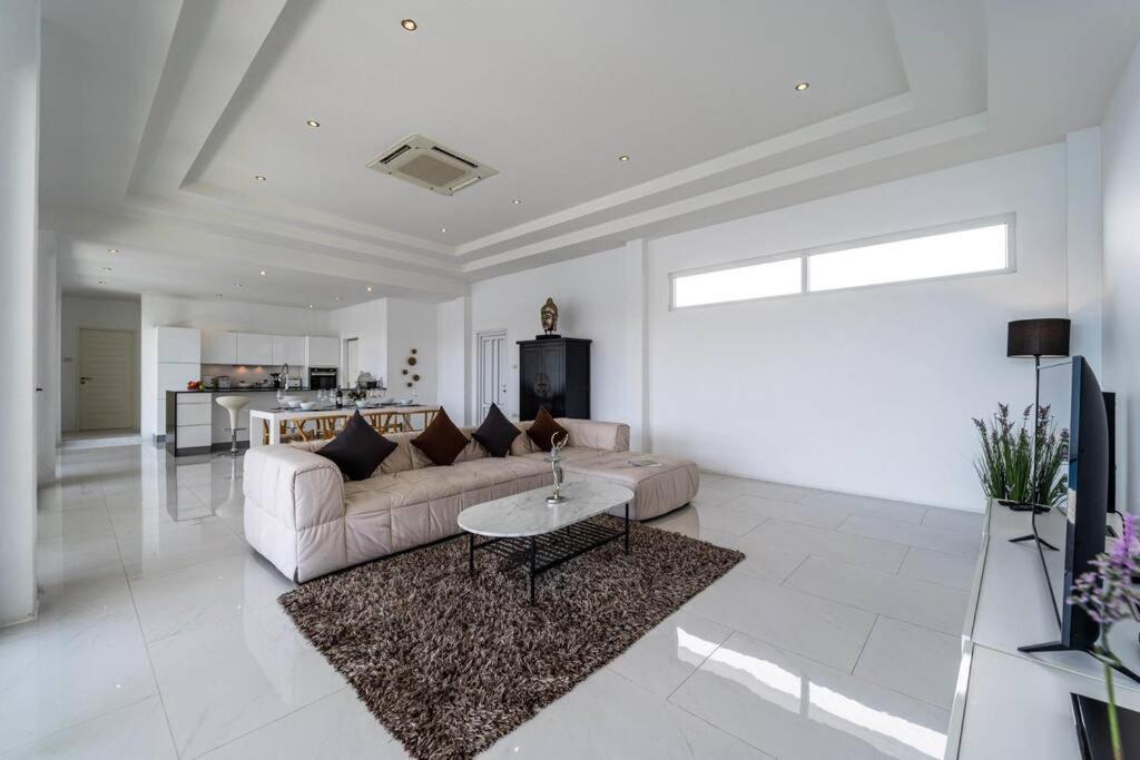 Modern Large 2 Bedroom Pool Pv2 *