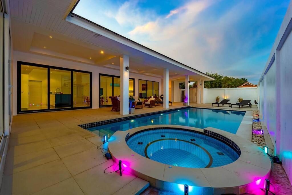 Modern Large 2 Bedroom Pool Pv2 Villa