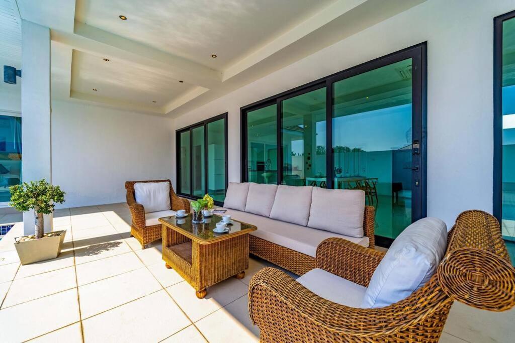 Modern Large 2 Bedroom Pool Pv2