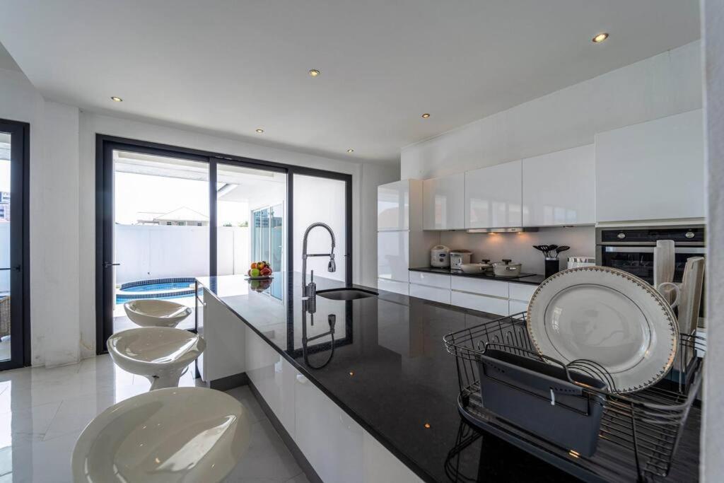 Modern Large 2 Bedroom Pool Pv2 Hua Hin