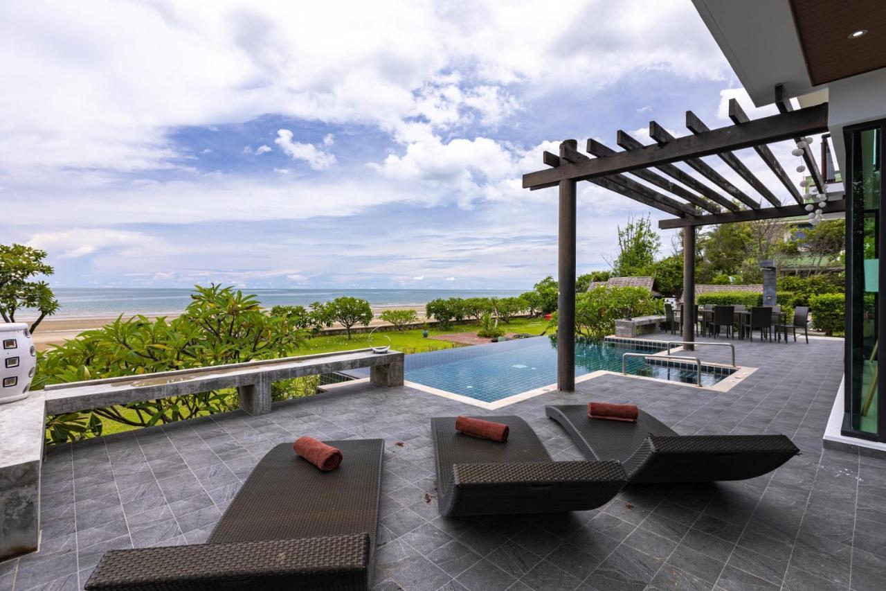 Beachfront Modern 4 Bedroom Pool - Rv