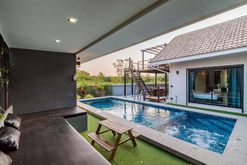 Sierra Pool 102 * HHQ