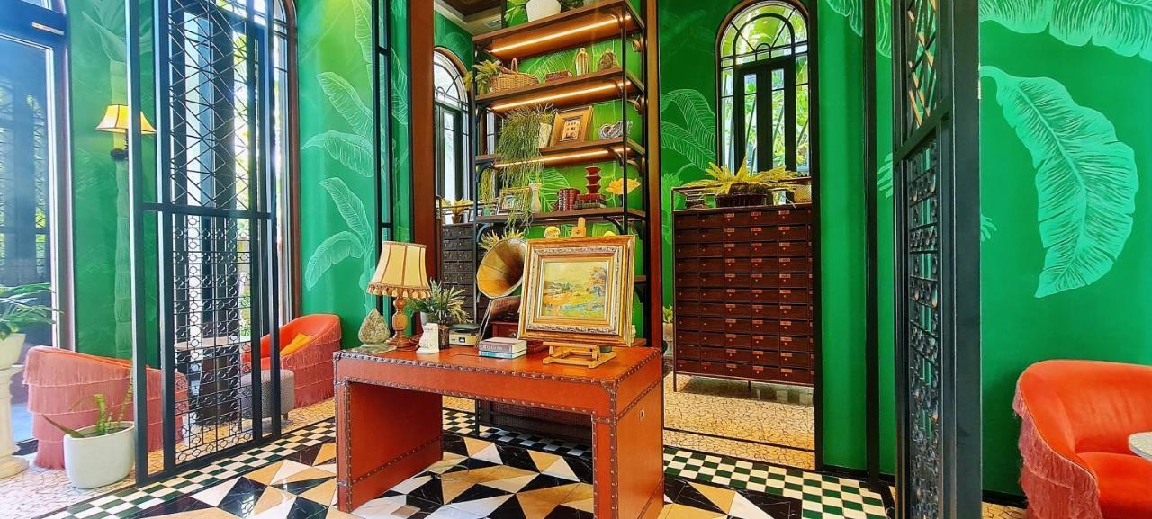 Lahabana Condo: Highest Floor With Night Market Proximity