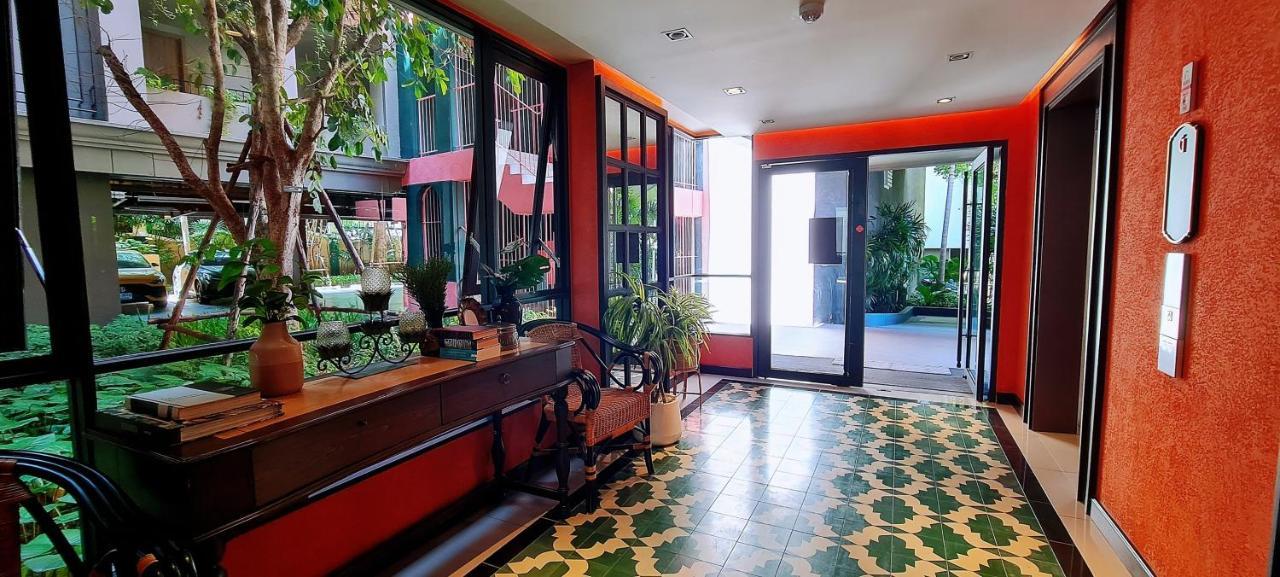 Lahabana Condo: Highest Floor With Night Market Proximity *