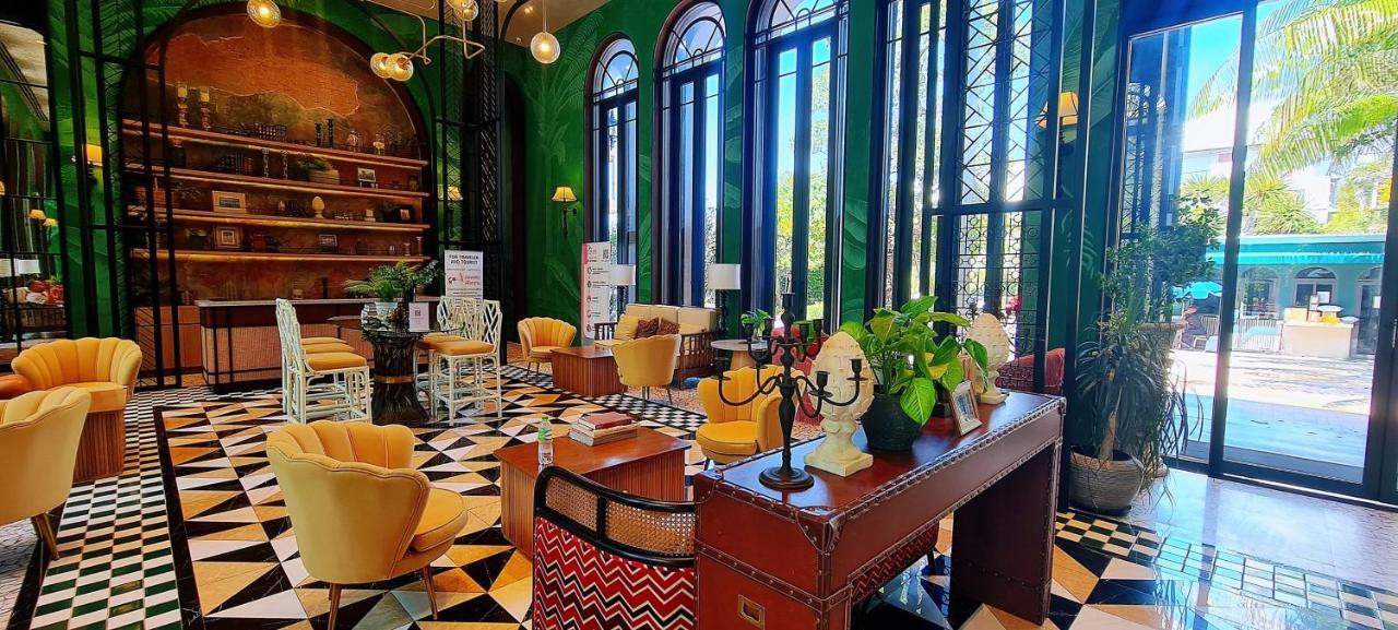 Lahabana Condo: Highest Floor With Night Market Proximity HHQ