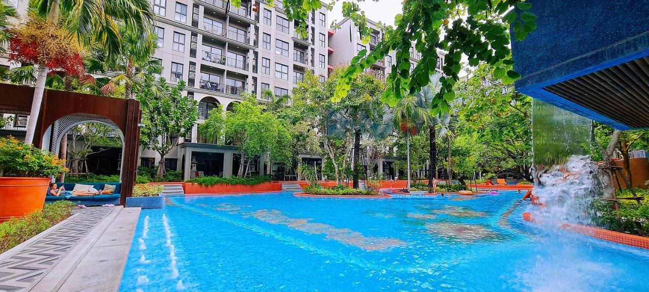 Lahabana Condo: Highest Floor With Night Market Proximity HHQ