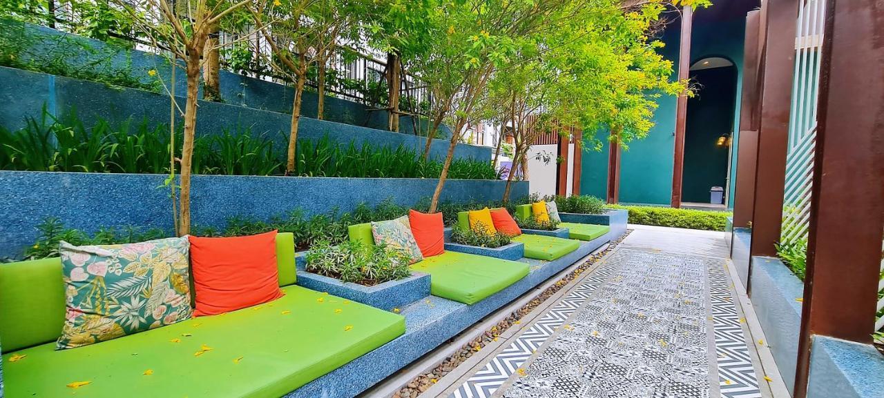 Lahabana Condo: Highest Floor With Night Market Proximity * HHQ