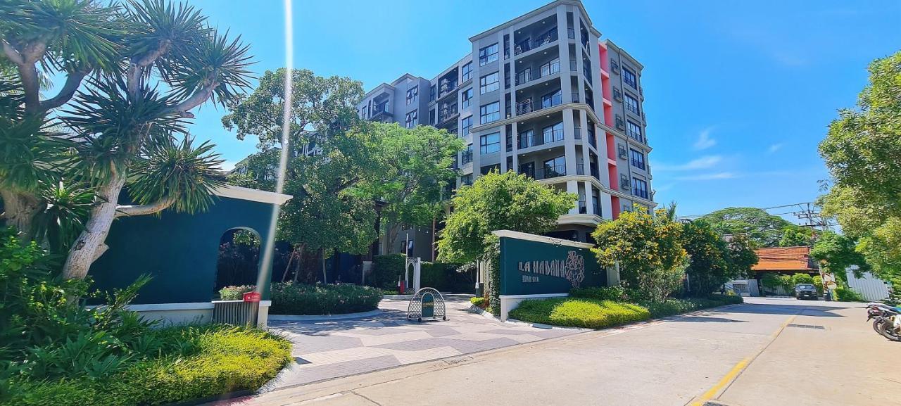 Lahabana Condo: Highest Floor With Night Market Proximity