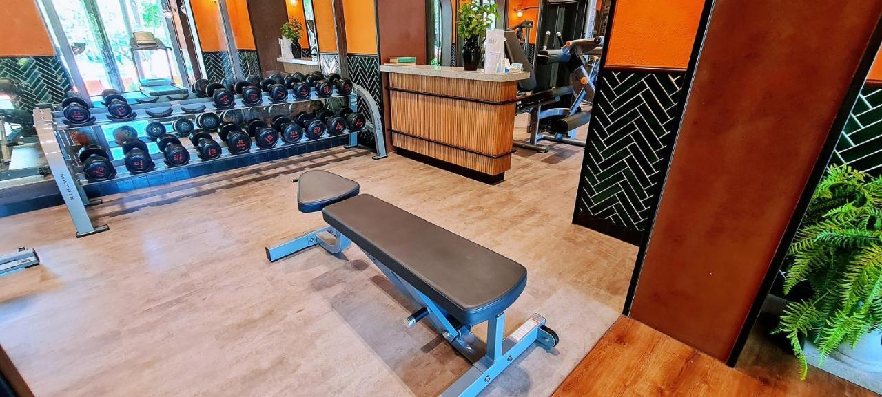 Lahabana Condo: Highest Floor With Night Market Proximity *